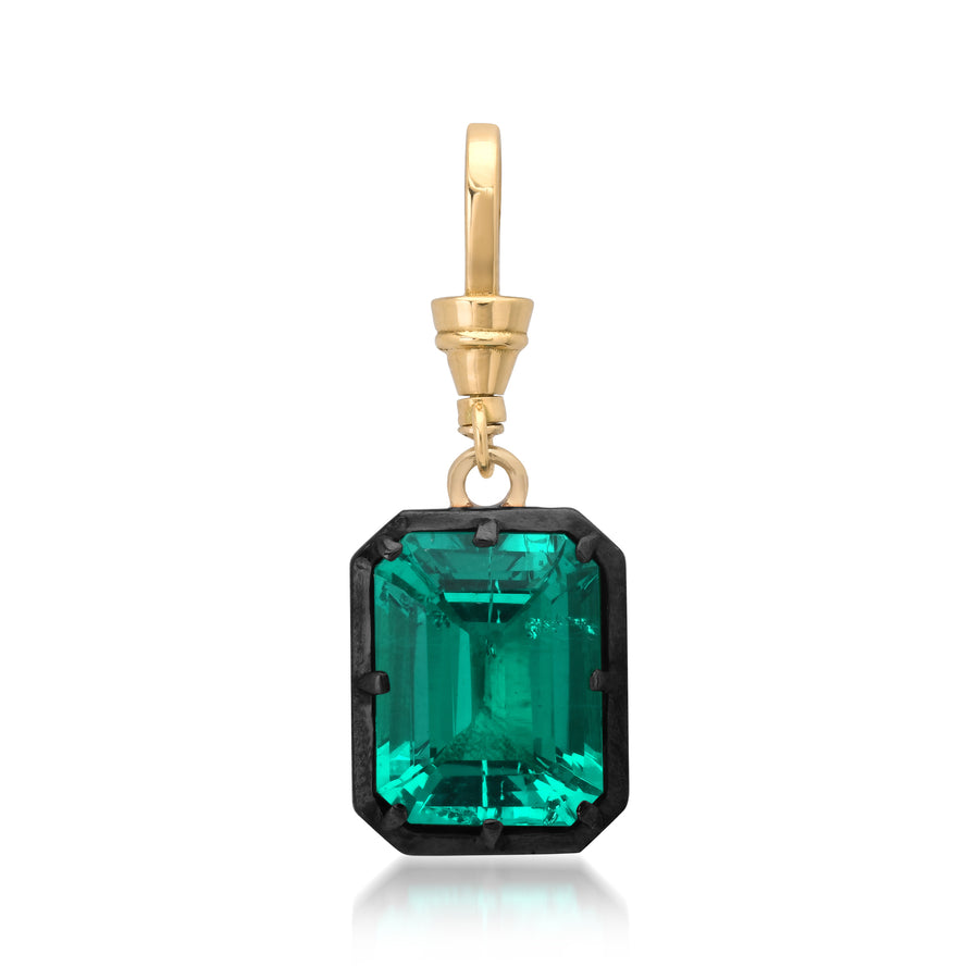 Bouton emerald-cut re-crystalized emerald pendant, 6 ct, in 18kt gold with a dog-clip clasp