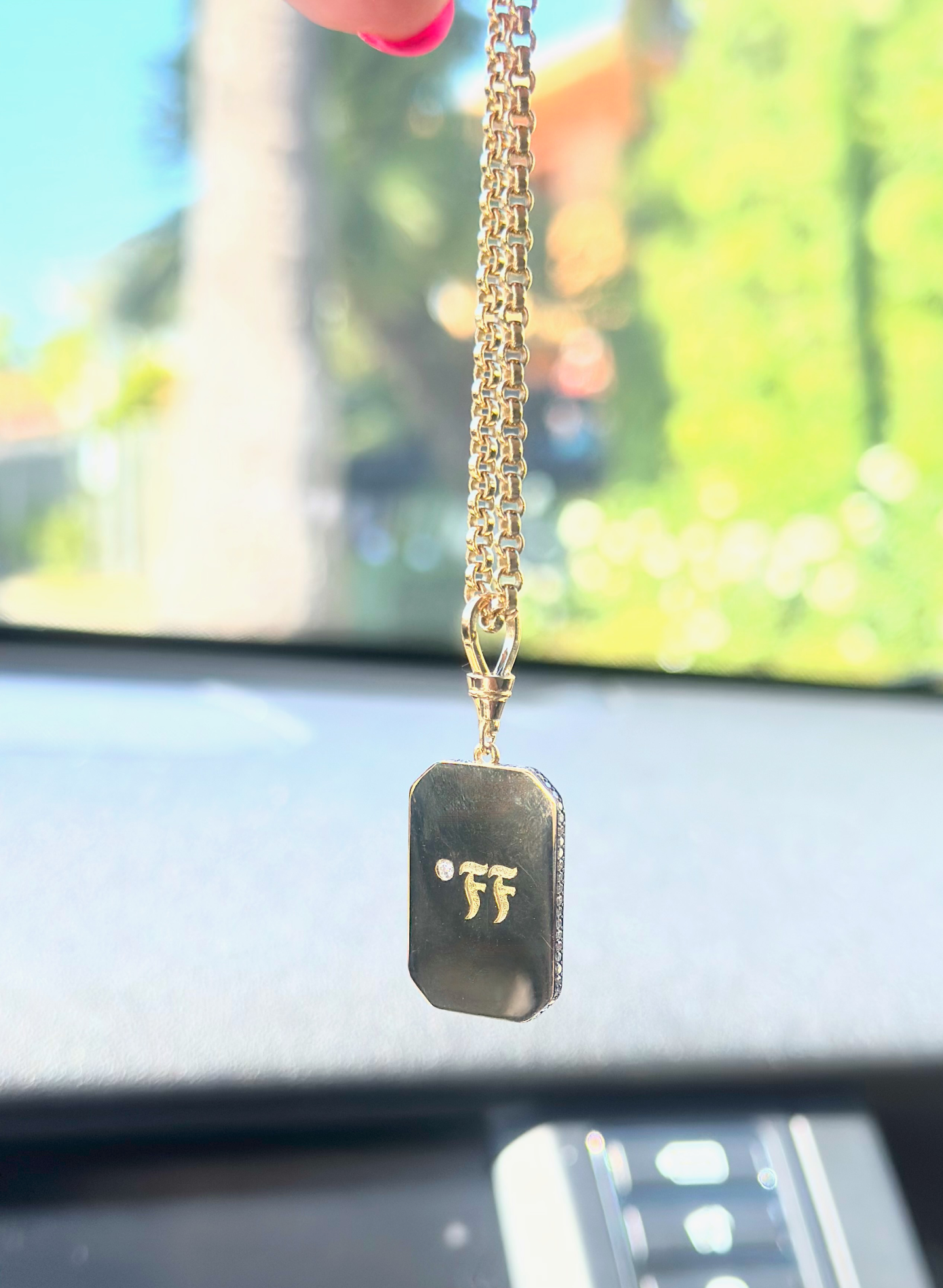 Médaillon Pavé Statement Pendant