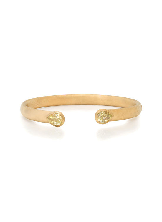 Bouton Fancy Yellow Pear Shape Lab-Grown Diamond Brushed Gold Cuff 2ctw
